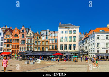 Antwerpen, Belgien, 7. Juli 2023: Altstadt mit typischen flämischen Häusern, Nello und Patrasche Statue und Touristen, die auf kleinen Spaziergängen gehen Stockfoto