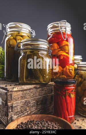 Konserviertes Gemüse mit verschiedenen Gurken in Glasgläsern Stockfoto