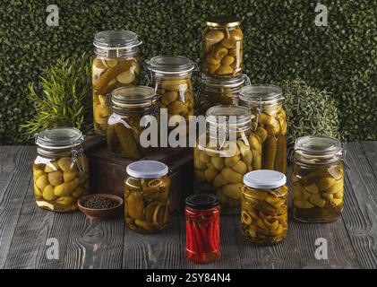 Stilllebenskonzept von Gläsern mit eingelegtem Gemüse Stockfoto