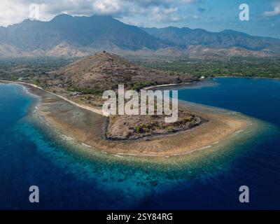 Malerische Landschaft mit blauem Ozean und Bergen in Pemuteran, Bali. Luftaufnahme Stockfoto