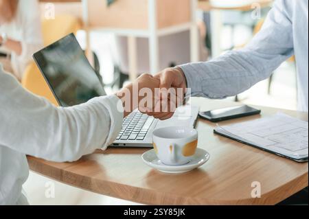 Nahaufnahme des Handshake zwischen zwei Geschäftspartnern. Stockfoto