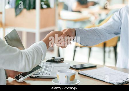 Nahaufnahme des Handshake zwischen zwei Geschäftspartnern. Stockfoto