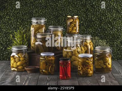 Konservierte Speisen mit verschiedenen Glasgläsern mit Gemüse und Chili-Paprika Stockfoto