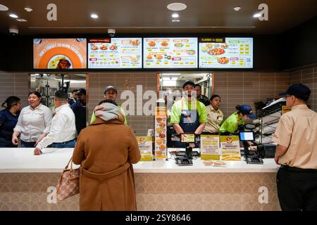 Feierliche Eröffnung der guatemaltekischen gebratenen Hähnchenkette Pollo Campero in Penn Station in New York am Donnerstag, den 20. Februar 2025. Die Kette hat über 100 Standorte in den USA und 350 weltweit. (© Richard B. Levine) Stockfoto