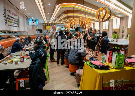 Feierliche Eröffnung der guatemaltekischen gebratenen Hähnchenkette Pollo Campero in Penn Station in New York am Donnerstag, den 20. Februar 2025. Die Kette hat über 100 Standorte in den USA und 350 weltweit. (© Richard B. Levine) Stockfoto