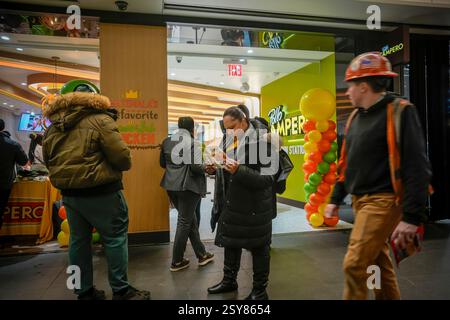 Feierliche Eröffnung der guatemaltekischen gebratenen Hähnchenkette Pollo Campero in Penn Station in New York am Donnerstag, den 20. Februar 2025. Die Kette hat über 100 Standorte in den USA und 350 weltweit. (© Richard B. Levine) Stockfoto