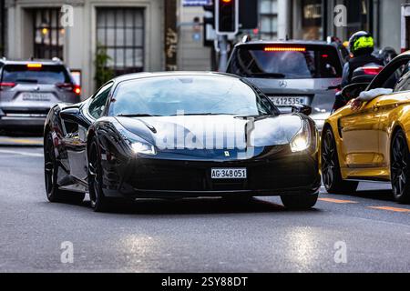 Zürich, Schweiz, 18. März 2023: Ein Ferrari 488 GTB fährt auf einer Straße in der Innenstadt von Zürich. (Foto: Andreas Haas/dieBildmanufaktur) Stockfoto