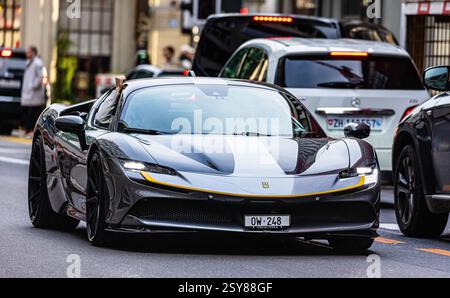 Zürich, Schweiz, 18. März 2023: Ein Ferrari SF90 Stradale fährt auf einer Straße in der Innenstadt von Zürich. (Foto: Andreas Haas/dieBildmanufaktur) Stockfoto