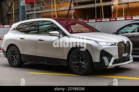 Zürich, Schweiz, 18. März 2023: Ein BMW iX fährt auf einer Straße in der Innenstadt von Zürich. (Foto: Andreas Haas/dieBildmanufaktur) Stockfoto