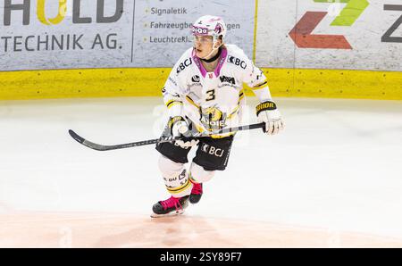 Kloten, Schweiz, 24. Januar 2025: #3 Honka Anttoni, Verteidiger HC Ajoie. (Foto: Andreas Haas/dieBildmanufaktur) Stockfoto