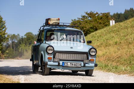Hüntwangen, Schweiz, 24. August 2024: Ein Trabant 601 fährt auf einem Schotterweg zum Trabi-Treffen in der Schweiz. Der Trabant war der Kultwagen in der Stockfoto