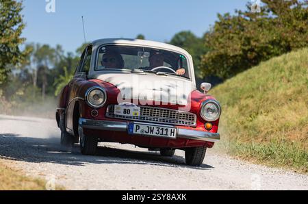 Hüntwangen, Schweiz, 24. August 2024: Das Wartburg 311 Coupé wurde von 1955 bis 1965 produziert. Hier ist der Oldtimer auf dem Weg zum Trabi Meeting Stockfoto
