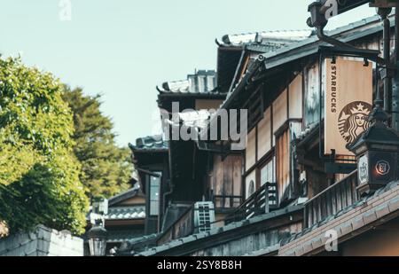 Kyoto, Japan - 05.09.2024: Starbucks Ninenzaka Yasaka Coffee in einem traditionellen japanischen Haus in der Ninenzaka Pedistrain Street Stockfoto