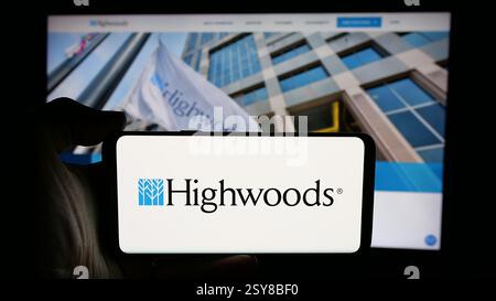 Auf dieser Abbildung befindet sich ein Mobiltelefon mit dem Logo des US-Immobilienunternehmens Highwoods Properties Inc. Auf dem Bildschirm vor der Webseite. Stockfoto