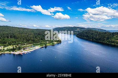 Schluchsee, 11. Juli 2024: Blick über den Schluchsee in Süddeutschland im Schwarzwald. (Foto: Andreas Haas/dieBildmanufaktur) Stockfoto