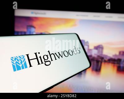 Deutschland. November 2024. In dieser Abbildung ist ein Mobiltelefon mit dem Logo des US-Immobilienunternehmens Highwoods Properties Inc. Auf dem Bildschirm vor der Website zu sehen. (Credit Image: © Timon Schneider/SOPA Images via ZUMA Press Wire) NUR REDAKTIONELLE VERWENDUNG! Nicht für kommerzielle ZWECKE! Stockfoto