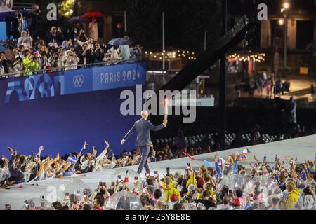 26. Juli 2024 – Paris, Frankreich: Zinedine Zidane trägt die Olympische Fackel während der Eröffnungszeremonie der Olympischen Spiele 2024 in Paris (Foto: Stockfoto