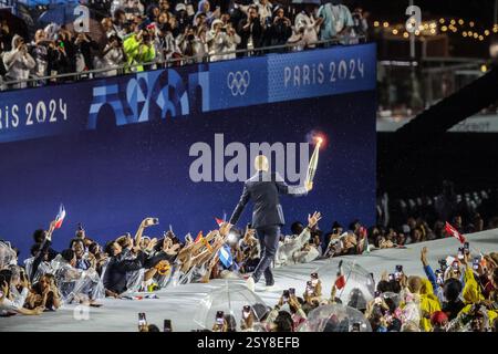 26. Juli 2024 – Paris, Frankreich: Zinedine Zidane trägt die Olympische Fackel während der Eröffnungszeremonie der Olympischen Spiele 2024 in Paris (Foto: Stockfoto