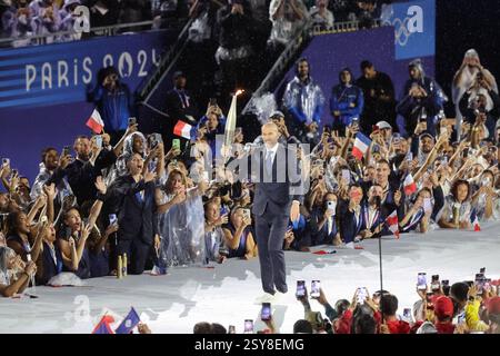 26. Juli 2024 – Paris, Frankreich: Zinedine Zidane trägt die Olympische Fackel während der Eröffnungszeremonie der Olympischen Spiele 2024 in Paris (Foto: Stockfoto