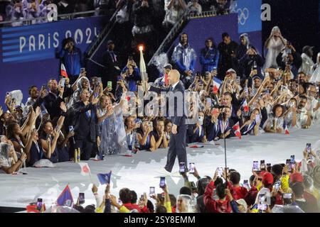 26. Juli 2024 – Paris, Frankreich: Zinedine Zidane trägt die Olympische Fackel während der Eröffnungszeremonie der Olympischen Spiele 2024 in Paris (Foto: Stockfoto