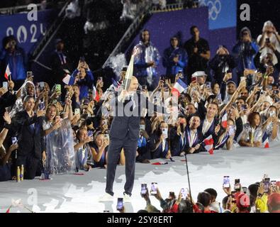 26. Juli 2024 – Paris, Frankreich: Zinedine Zidane trägt die Olympische Fackel während der Eröffnungszeremonie der Olympischen Spiele 2024 in Paris (Foto: Stockfoto