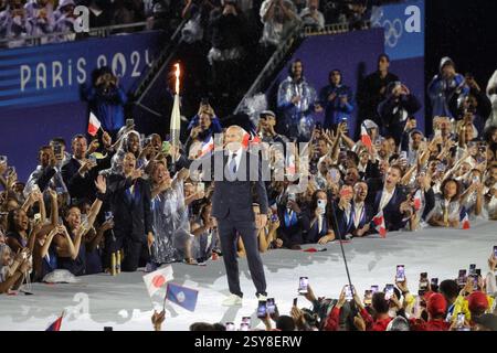 26. Juli 2024 – Paris, Frankreich: Zinedine Zidane trägt die Olympische Fackel während der Eröffnungszeremonie der Olympischen Spiele 2024 in Paris (Foto: Stockfoto
