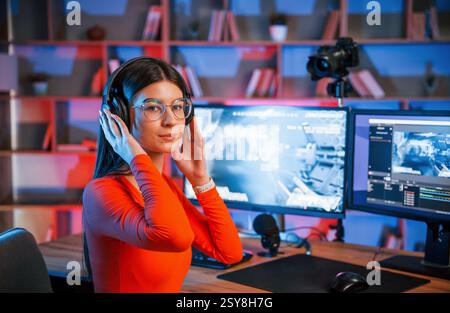 Kopfhörer tragen. Junger, schöner Game-Streamer ist drinnen mit pc. Stockfoto
