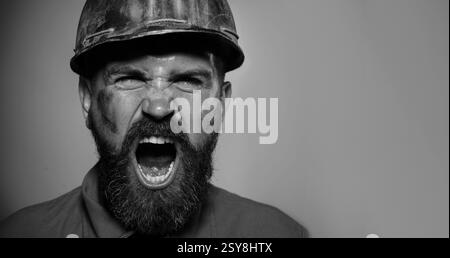 Baumeister. Wütender Architekt, Vorarbeiter oder Baumeister in Schutzhelm. Bauindustrie. Schreien männlicher Ingenieur oder Bauarbeiter in Sicherheit er Stockfoto