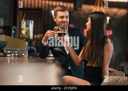Sitzen und Trinken. Mann und Frau sind zusammen in der Bar. Stockfoto