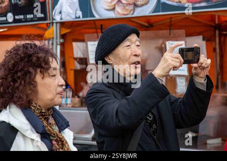 Touristen machen Fotos auf dem Marktplatz in Helsinki, Finnland Stockfoto