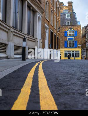 London, UK - 23. März 2023: Ein Blick auf die Carter Lane in der City of London, UK. Stockfoto