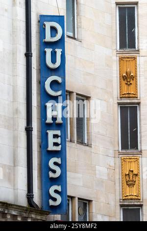 London, UK - 23. März 2023: Unterzeichnen Sie das Äußere des Duchess Theatre in London, UK. Stockfoto