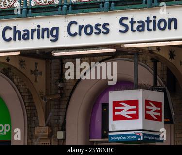 London, UK - 23. März 2023: Das Äußere der Charing Cross Station in London, UK. Stockfoto