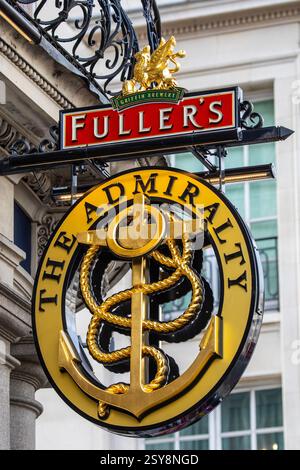 London, UK - 23. März 2023: Das Schild an der Außenseite des Admiralty Pubs, das sich am Trafalgar Square in London befindet. Stockfoto