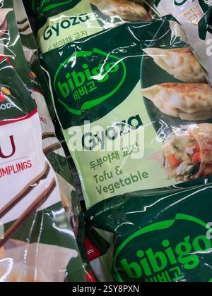 Gefrorene Gyoza-Tofu- und Gemüseknödel, verpackt und gelagert im Tiefkühlbereich des Supermarktes, asiatische Lebensmittel, hergestellt von Bibigo Stockfoto