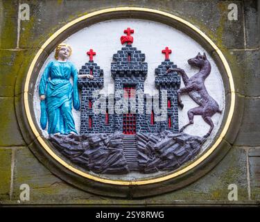 Nahaufnahme eines der Symbole auf dem Mercat Cross in Edinburgh, Schottland. Stockfoto
