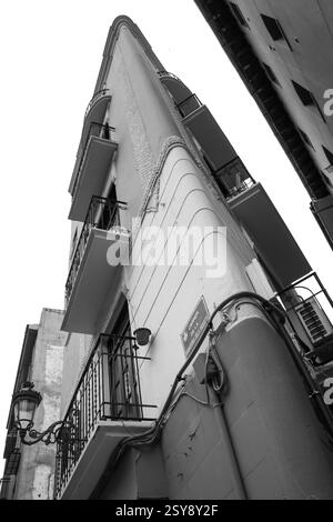 Valencia, Spanien - 26. Dezember 2024: Eigentümlicher Bau im Stadtteil El Carmen der Stadt Valencia Stockfoto