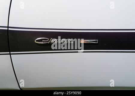 Iserlohn Gruermannscheide, NRW, Deutschland. Juli 2024. Dodge Charter aus den 70er Jahren auf einer Oldtimerausstellung im Sommer. Emblem auf der Seite. Stockfoto