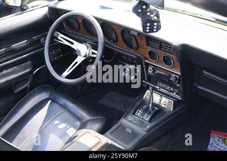 Iserlohn Gruermannscheide, NRW, Deutschland. Juli 2024. Black Mercury Cougar XR-7 aus den 1970er Jahren auf einer Oldtimermesse im Sommer. Blick auf die Inte Stockfoto