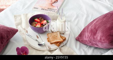 Fach mit gesunden Frühstück am Bett Stockfoto