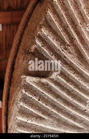 11. Januar 2025: Ede, Niederlande: Nahaufnahme der scharfen Gravur auf einem alten blauen Mühlstein in der Windmühle Concordia, die den strukturierten Schleif sur zeigt Stockfoto