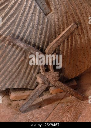 11. Januar 2025: Ede, Niederlande: Eine historische Rinde auf dem Steinboden der Windmühle Concordia, die das niederländische Mühlenerbe zeigt. Stockfoto