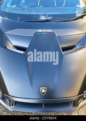 Lamborghini Huracán STO mit schwarzer Karosserie auf der Straße, Edinburgh Stockfoto