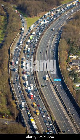 Luftbild, Verkehrsstau auf der Autobahn A2 am Dreieck Bottrop, LKW-Schlange und PKW-Schlange, Stadtwald, Bottrop, Ruhrgebiet, Nordrhein-Westfalen, Deutschland ACHTUNGxMINDESTHONORARx60xEURO *** Luftaufnahme, Stau auf der Autobahn A2 am Autobahnkreuz Bottrop, LKW- und PKW-Warteschlange, Stadtwald Bottrop, Ruhrgebiet Nordrhein-Westfalen, Deutschland ATTENTIONxMINDESTHONORARx60xEURO Stockfoto