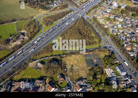 Luftbild, Verkehrsstau auf der Autobahn A2 am Dreieck Bottrop, LKW-Schlange und PKW-Schlange, Stadtwald, Bottrop, Ruhrgebiet, Nordrhein-Westfalen, Deutschland ACHTUNGxMINDESTHONORARx60xEURO *** Luftaufnahme, Stau auf der Autobahn A2 am Autobahnkreuz Bottrop, LKW- und PKW-Warteschlange, Stadtwald Bottrop, Ruhrgebiet Nordrhein-Westfalen, Deutschland ATTENTIONxMINDESTHONORARx60xEURO Stockfoto