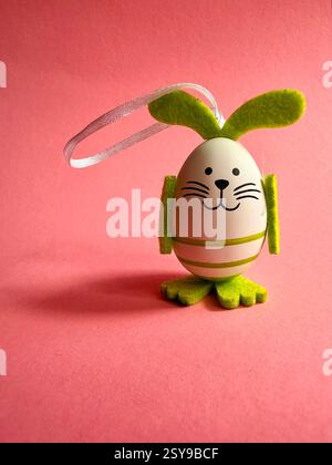 Handgemachte Osterdekoration süßes kleines Kaninchen. Kunst Stockfoto