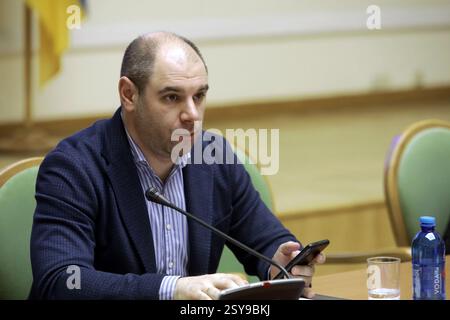 Nicht exklusiv: Stellvertretender Vorsitzender des Parlamentarischen Ausschusses für wirtschaftliche Entwicklung Dmytro Kysylevskyi nimmt an den Anhörungen des Gemischten Ausschusses zum Thema „Stra Stockfoto