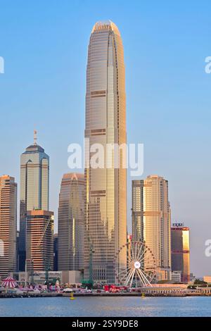 Sonnenaufgang über dem IFC Tower und anderen Wolkenkratzern im Central District, Hong Kong, Financial Centre. Fantastische Aussicht auf den Morgen. Stockfoto
