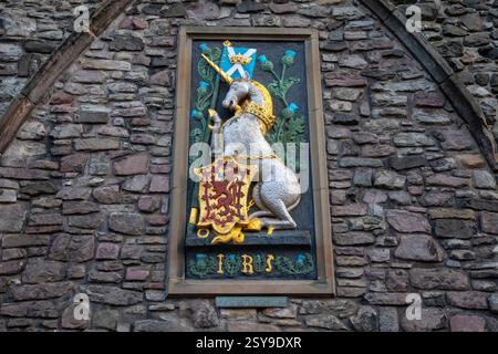 Edinburgh, Schottland - 15. Februar 2023: Heraldische Tafel für James V. in der Nähe des Eingangs zum Palace of Holyroodhouse in Edinburgh, die einen Unico darstellt Stockfoto