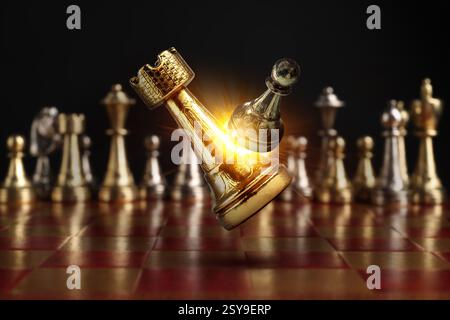 Schachspiel. Goldener Turm schlägt silberne Bauern in der Luft über dem Schachbrett Stockfoto